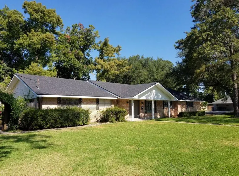 A completed Roofing 911 roof replacement
